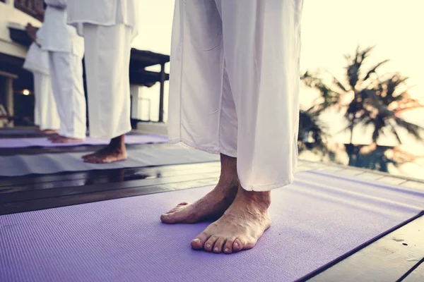 Grupo Personas Mayores Practicando Yoga Junto Piscina — Foto de Stock