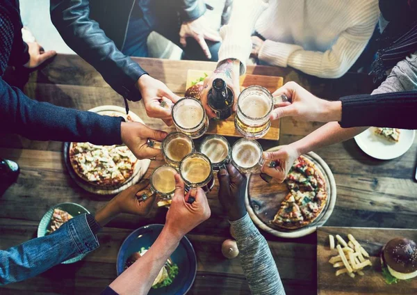 Vrienden Roosteren Met Ambachtelijke Bier — Stockfoto