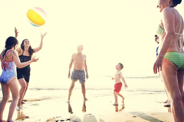 Família Brincando Praia — Fotografia de Stock