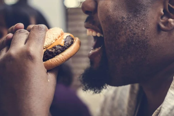 Mann Isst Einen Großen Hamburger — Stockfoto