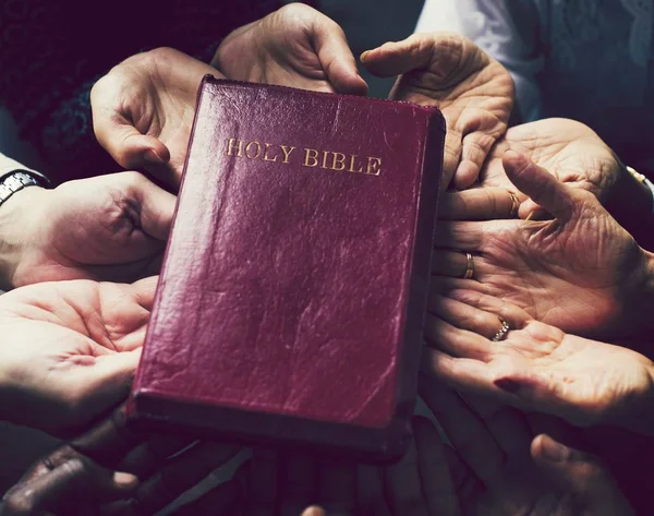 Menschen Mit Glauben Die Heilige Bibel — Stockfoto