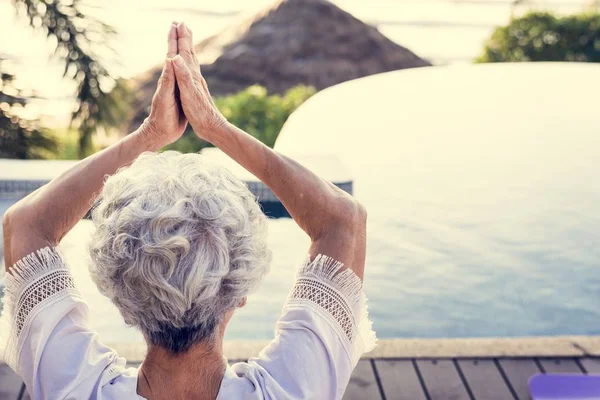 Senior Erwachsene Praktizieren Yoga Pool — Stockfoto