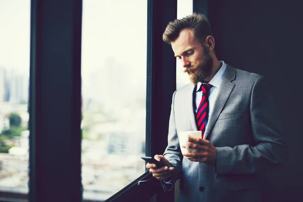 Barbuto Uomo Affari Che Controlla Suo Telefono — Foto Stock