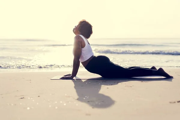 Femeia Afro Americană Care Practică Yoga Plajă — Fotografie, imagine de stoc