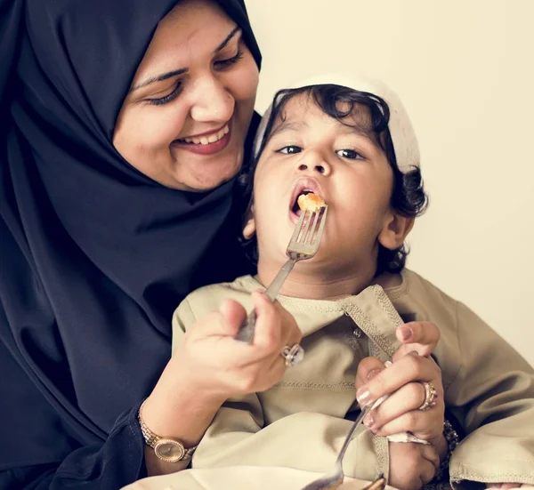 Musliminainen Ruokkii Poikaansa — kuvapankkivalokuva