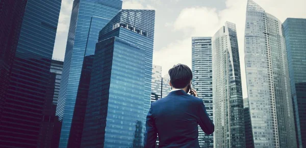 Vista Trasera Del Hombre Negocios Ciudad Hablando Por Teléfono — Foto de Stock