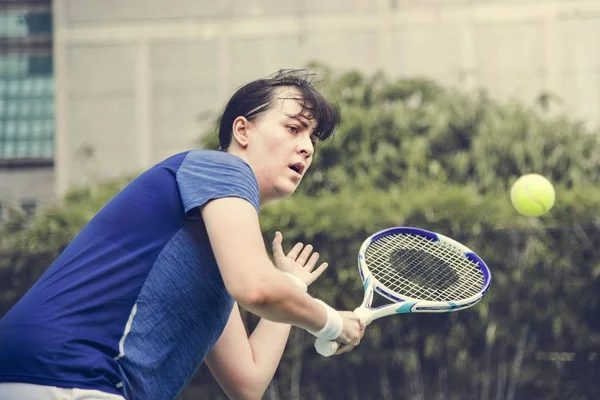 Jogador Tentando Acertar Bola Tênis — Fotografia de Stock