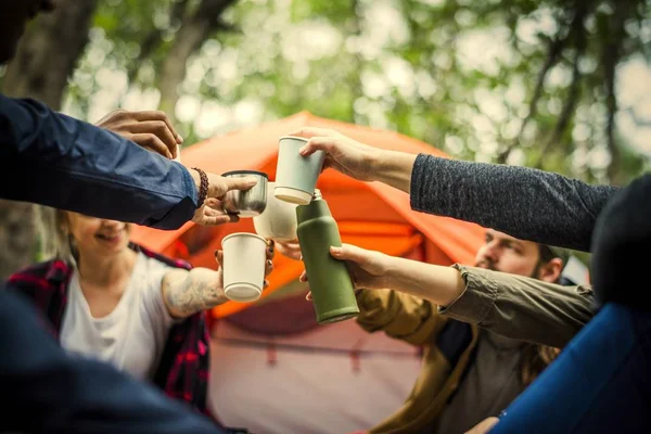 Amigos Felizes Acampamento — Fotografia de Stock