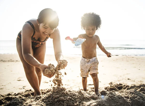 Famiglia Che Gioca Insieme Spiaggia — Foto Stock