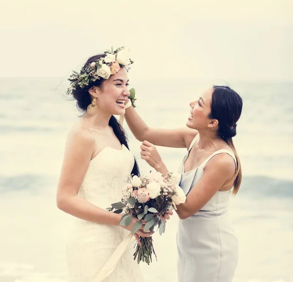 愉快的新娘在海滩 — 图库照片