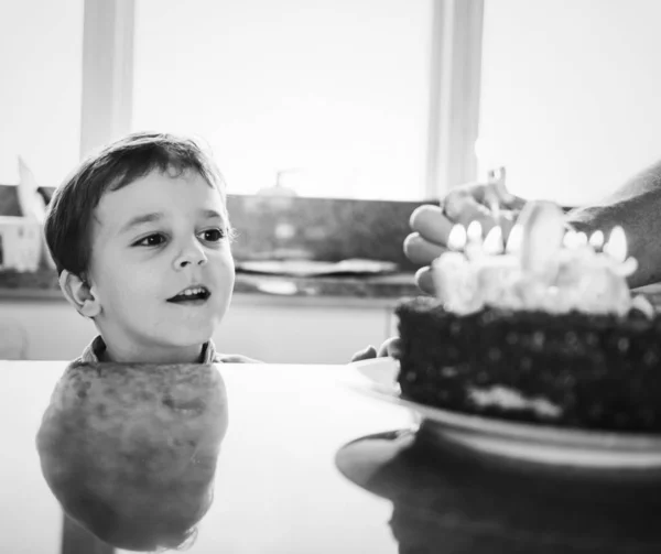 Menino Comemorando Seu Aniversário Com Bolo — Fotografia de Stock