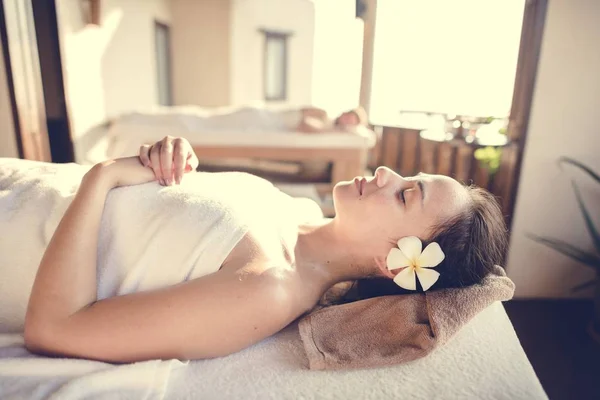 Mulher Branca Relaxante Com Massagem Herbal — Fotografia de Stock