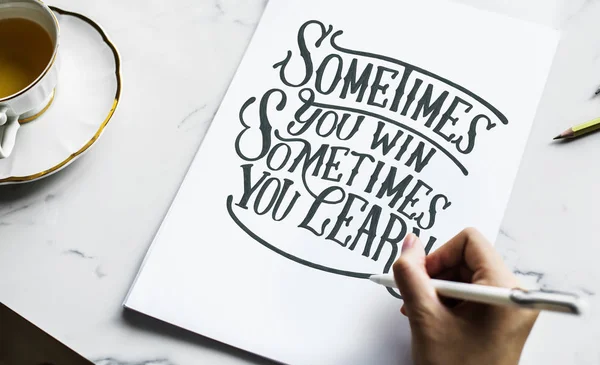 Een Kunstenaar Hand Belettering Illustraties Maken — Stockfoto