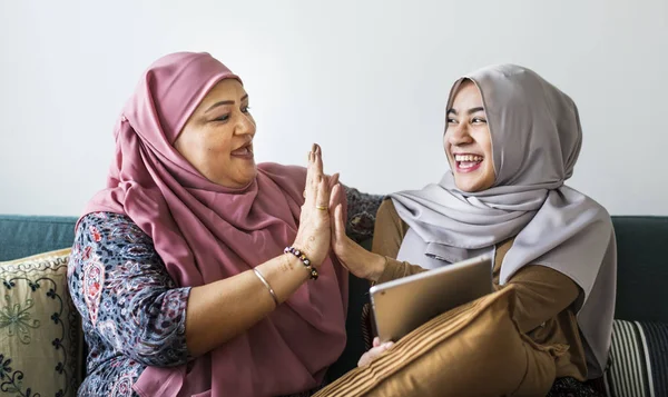 Mulheres Muçulmanas Usando Tablet — Fotografia de Stock