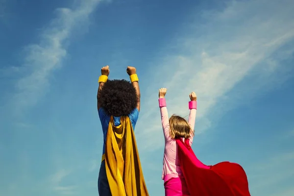 Visão Traseira Duas Crianças Alegres Super Herói Vestindo Casacos Coloridos — Fotografia de Stock