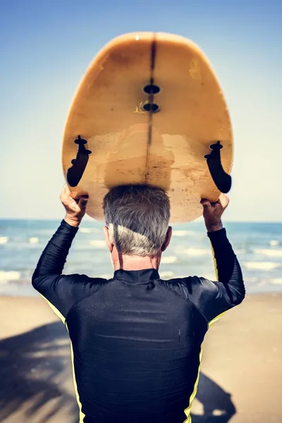 Homem Idoso Com Uma Prancha Surf — Fotografia de Stock