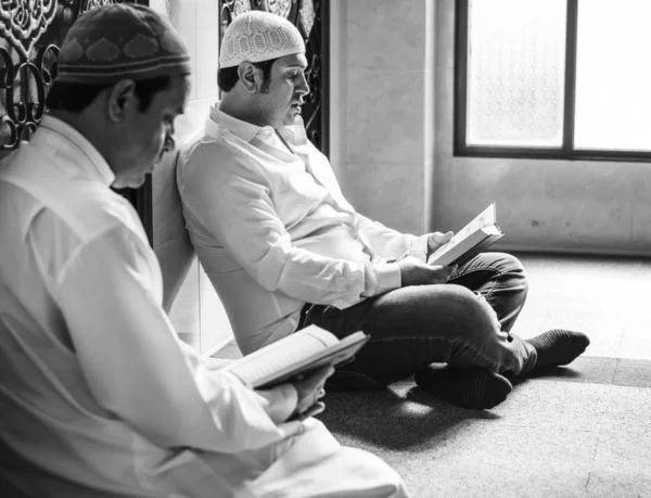 Muslim Membaca Dari Quran — Stok Foto