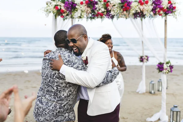 Coppia Afroamericana Sposarsi Spiaggia — Foto Stock