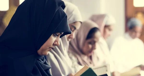 Muslimische Frauen Beten Tashahhud Haltung — Stockfoto