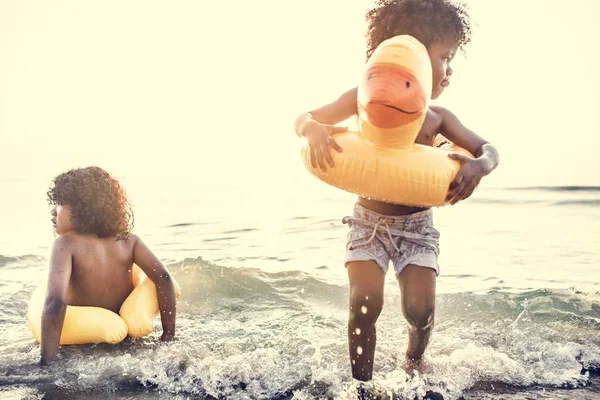 Двоє Дітей Грають Пляжі — стокове фото