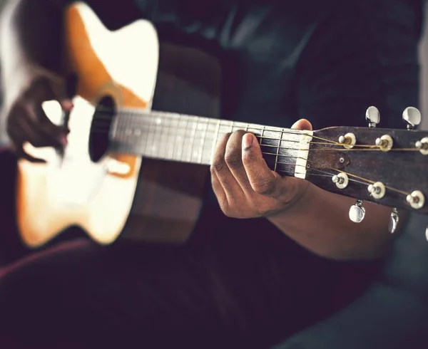 Adam Tek Başına Bir Akustik Gitar Çalmak — Stok fotoğraf