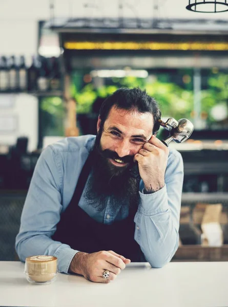 Barista Sorrindo Atrás Balcão Café — Fotografia de Stock