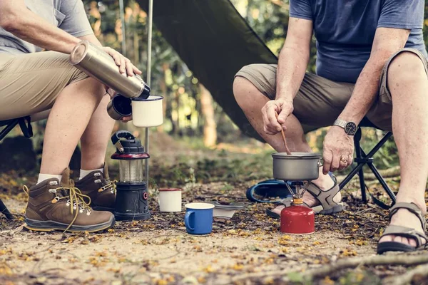 Imagem Cortada Homem Cozinhar Parque Campismo Mulher Derramando Chá Xícara — Fotografia de Stock