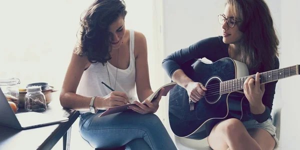 Lesbisk Par Spela Gitarr Deras Hem — Stockfoto