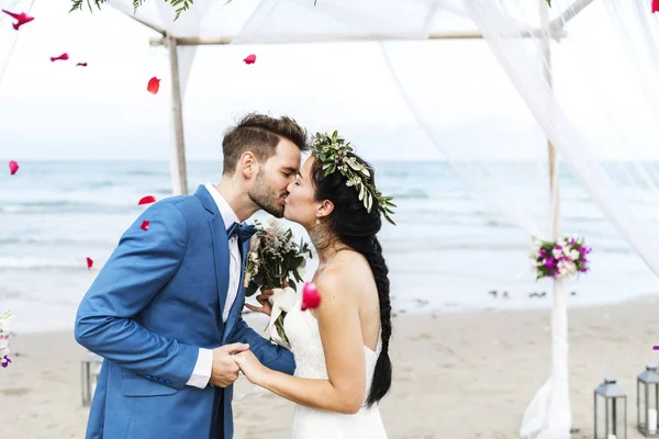 Pareja Joven Besándose Recepción Boda —  Fotos de Stock