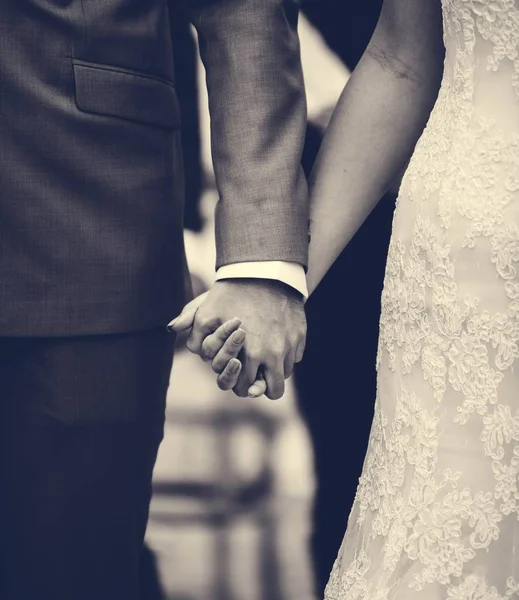 Braut Und Bräutigam Halten Händchen — Stockfoto