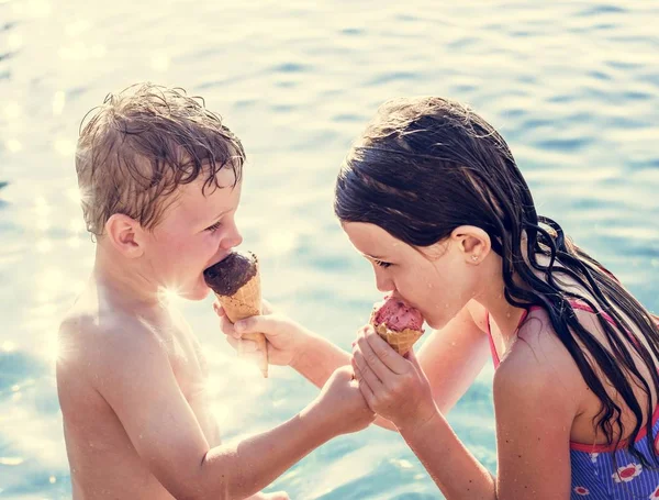 Kind Delen Een Ijsje Bij Het Zwembad — Stockfoto