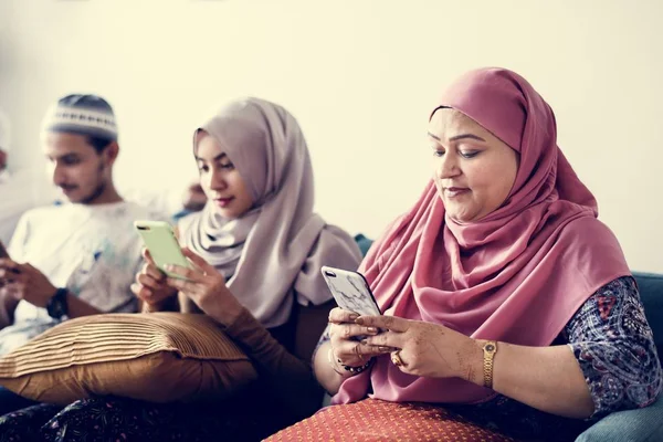 Amigos Muçulmanos Usando Mídias Sociais Telefones — Fotografia de Stock