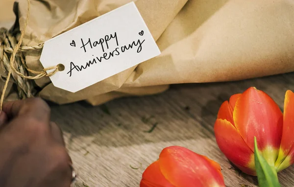 Closeup Happy Anniversary Tag Flower Bouquet — Stock Photo, Image