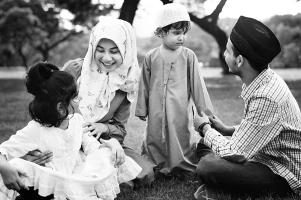 Μουσουλμανική Οικογένεια Έχοντας Μια Καλή Στιγμή Εξωτερικούς Χώρους — Φωτογραφία Αρχείου