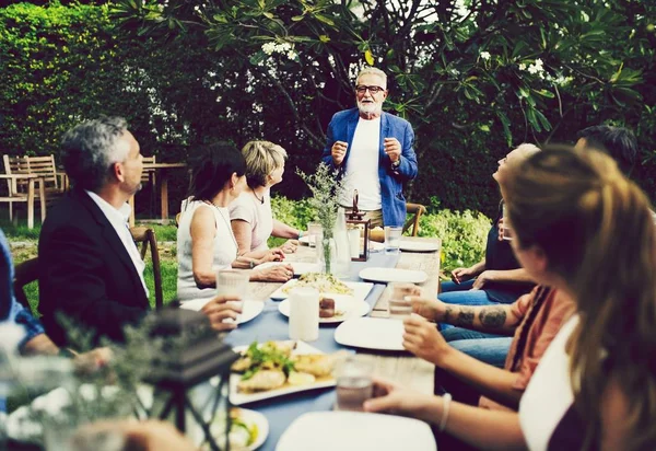 庭で夕食をさまざまな友人のグループ — ストック写真