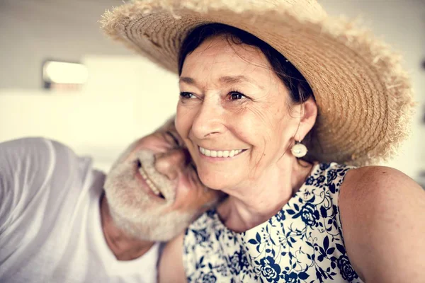 Güzel Olgun çift romantik tatil