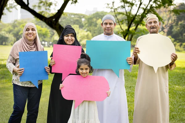 Familia Musulmana Sosteniendo Burbujas Del Habla — Foto de Stock