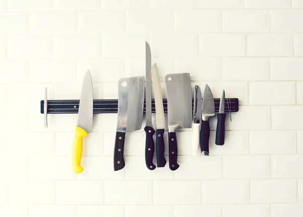 白い壁に掛かっているナイフのセット — ストック写真