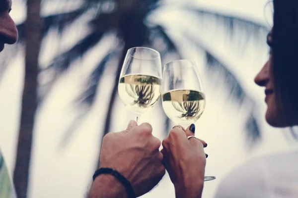 Casal Desfrutando Copo Vinho Praia — Fotografia de Stock