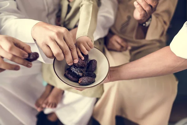 Mensen Delen Van Een Aantal Gedroogde Datums — Stockfoto