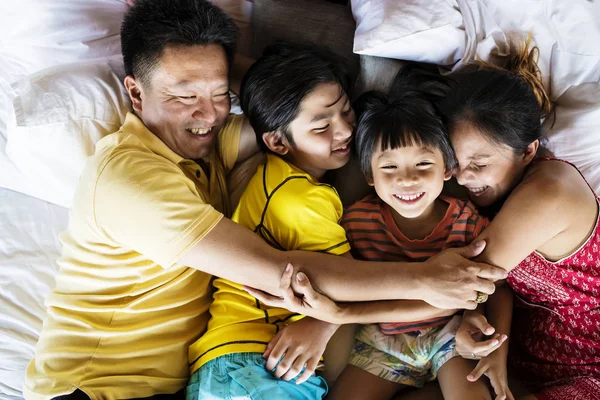 Familia Abrazándose Juntos Cama — Foto de Stock