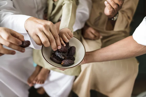People Sharing Some Dried Dates — Stock Photo, Image