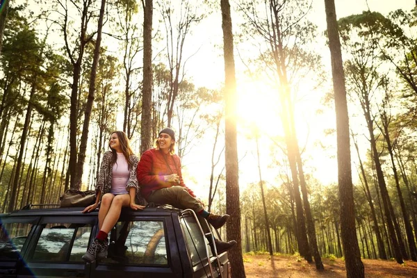 Amigos Sentados Cima Carro — Fotografia de Stock