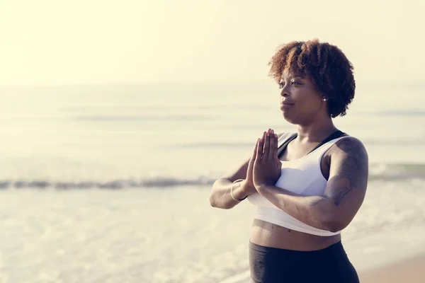 Mujer Afroamericana Practicando Yoga Playa —  Fotos de Stock