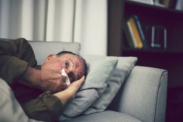 ソファの上の病気高齢者 — ストック写真