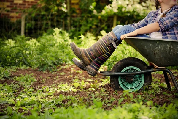 Mädchen Gartenwagen Abgeschnittenes Bild — Stockfoto