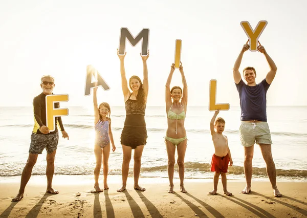 Famiglia Regge Lettere Spiaggia — Foto Stock