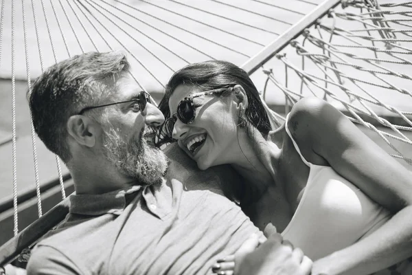 Birlikte bir hamakta dinlenme çift