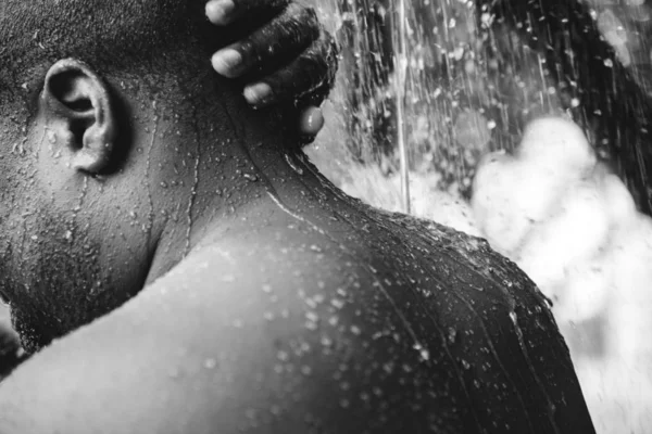 Man Having Outdoor Shower — Stock Photo, Image