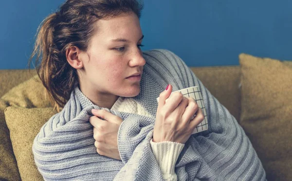 Ein Junges Mädchen Krank Auf Dem Sofa — Stockfoto